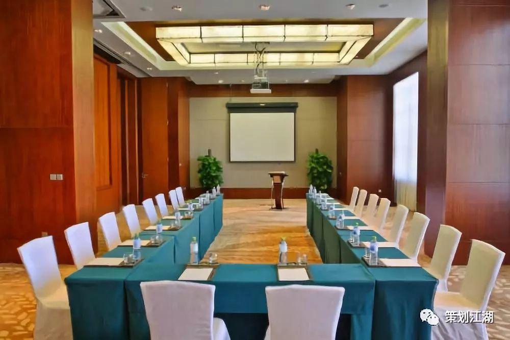 (以上图片均来自网络 侵删)5,鱼骨式布局桌型摆设:会议室桌子按照鱼