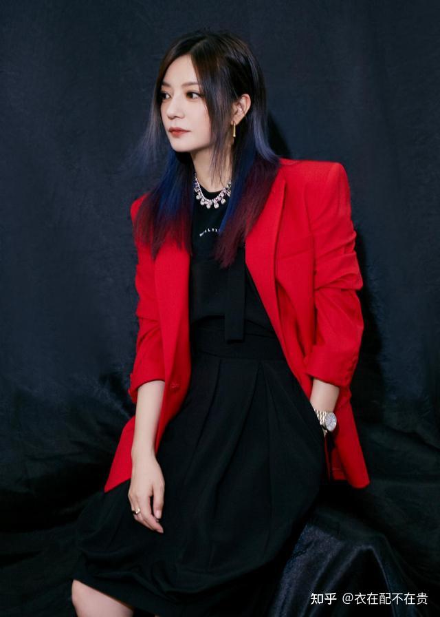 又被赵薇折服尝试挂耳染塑造新风格不但不俗还意外显气场