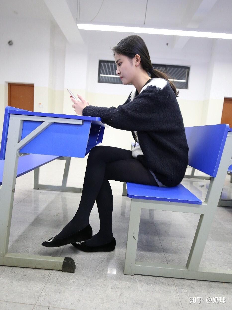 高中生在学校穿校服裤子配丝袜是什么体验