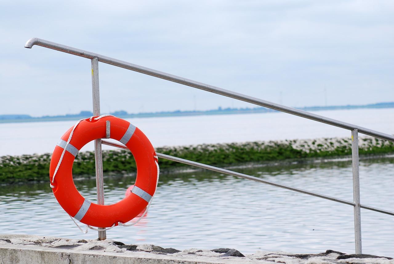 2. 热门游泳镜排行