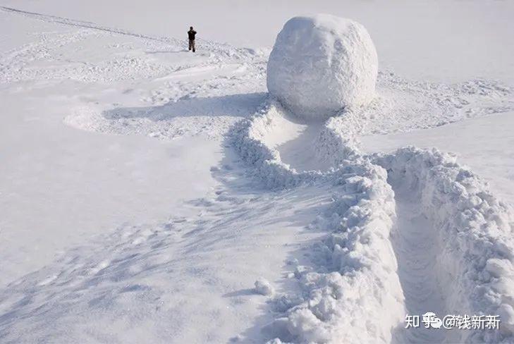 第一次被"复利"概念冲击到,是读巴菲特传记《滚雪球.