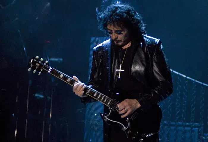 tony iommi,黑色安息日吉他手"如今,吉他使用方式的多样性其实已经