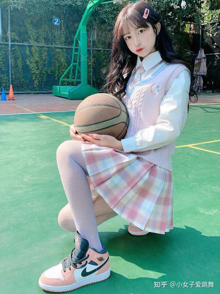 初中女生都喜欢穿可爱的袜子吗? - 知乎