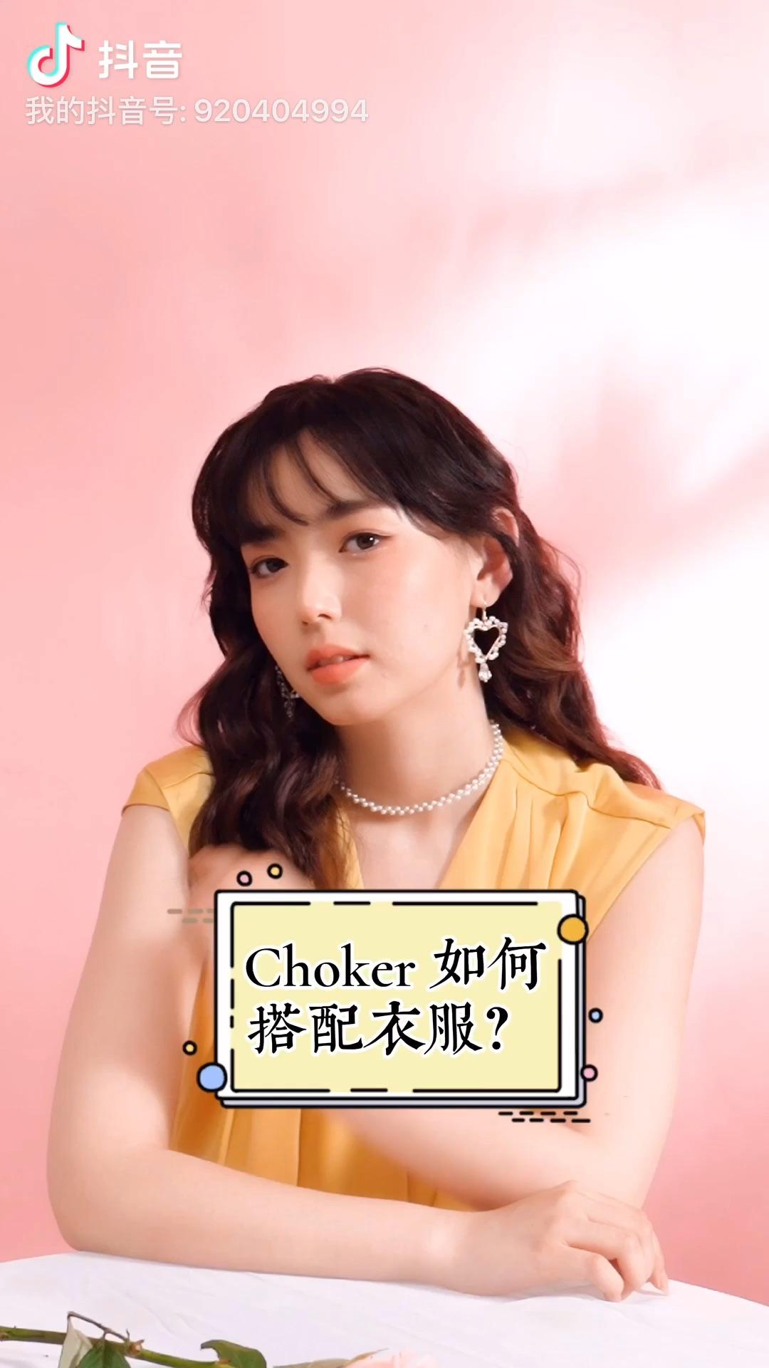 时尚大耳环怎么搭配衣服