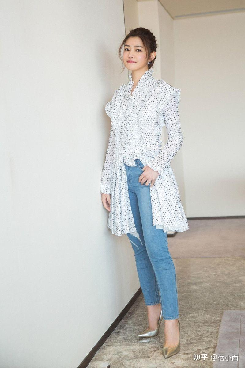 陈妍希陈晓牵手亮相男的穿衬衫帅气女的青春靓丽看不出大4岁