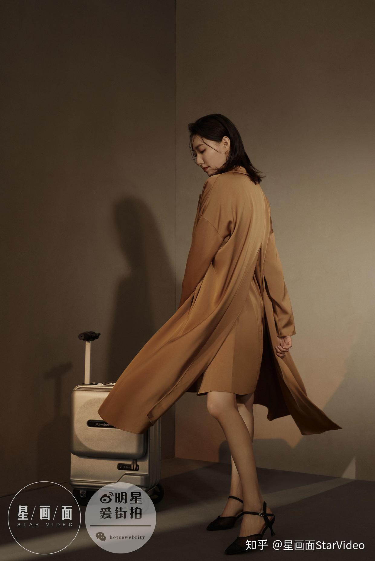 黄色外套/内搭:yi高跟鞋:bata旅行箱:airwhee实至名归,拭目以待大家总