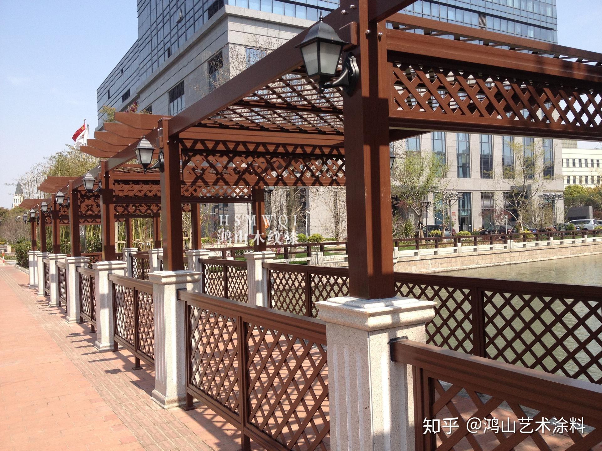 一个低调复古的木纹漆廊架让你的景观美不胜收