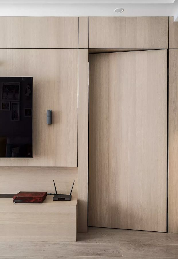 而这种墙板制作的隐形门,相比于一扇"门",而更像是一堵可以活动的"