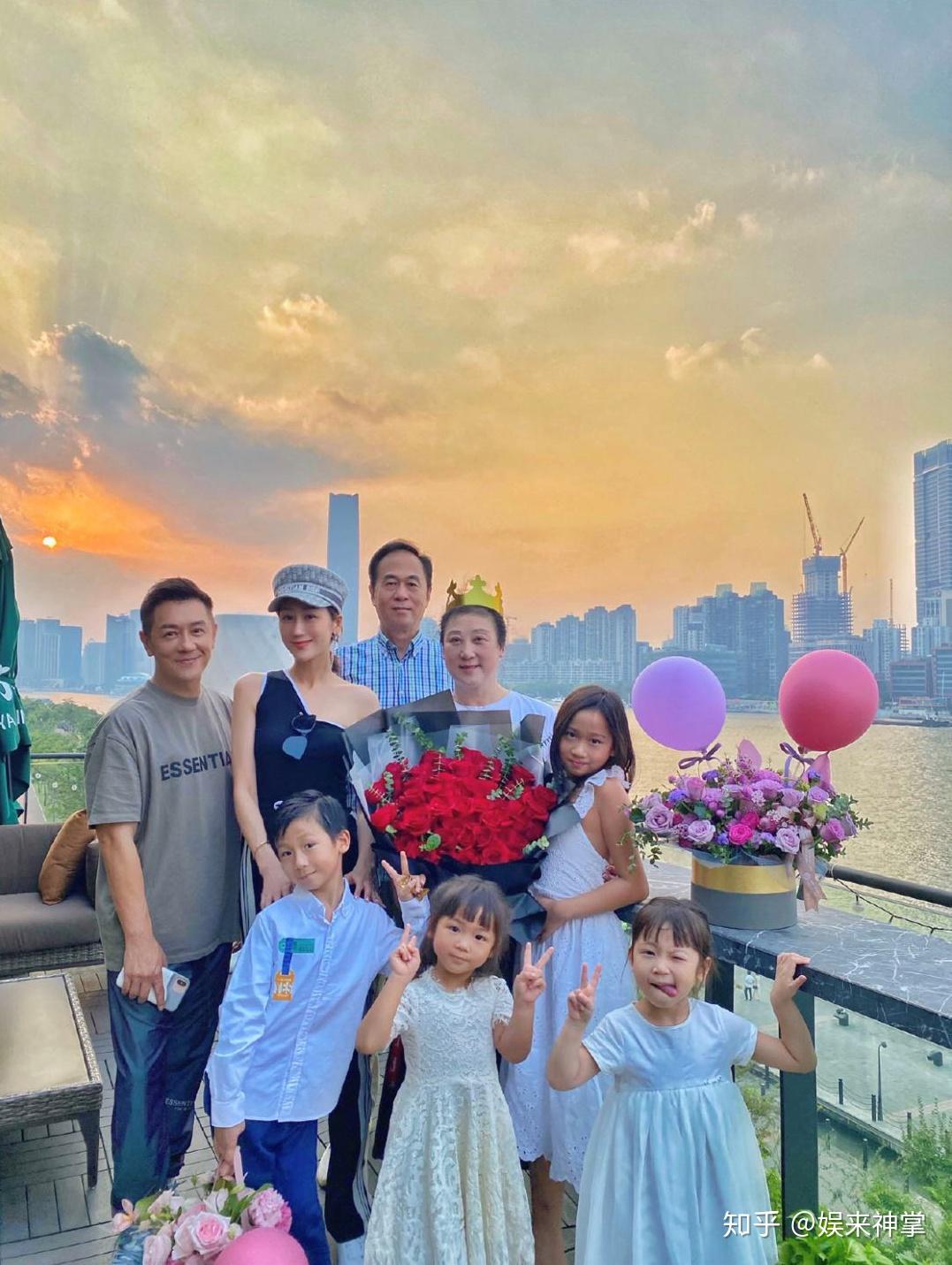 陈浩民一家8口全家福太温馨5年剖腹产4胎小娇妻仍年轻靓丽