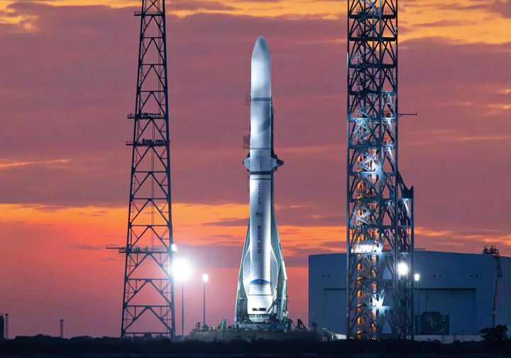 美国又一款重型火箭上了发射台运力超过两发胖五还能复用