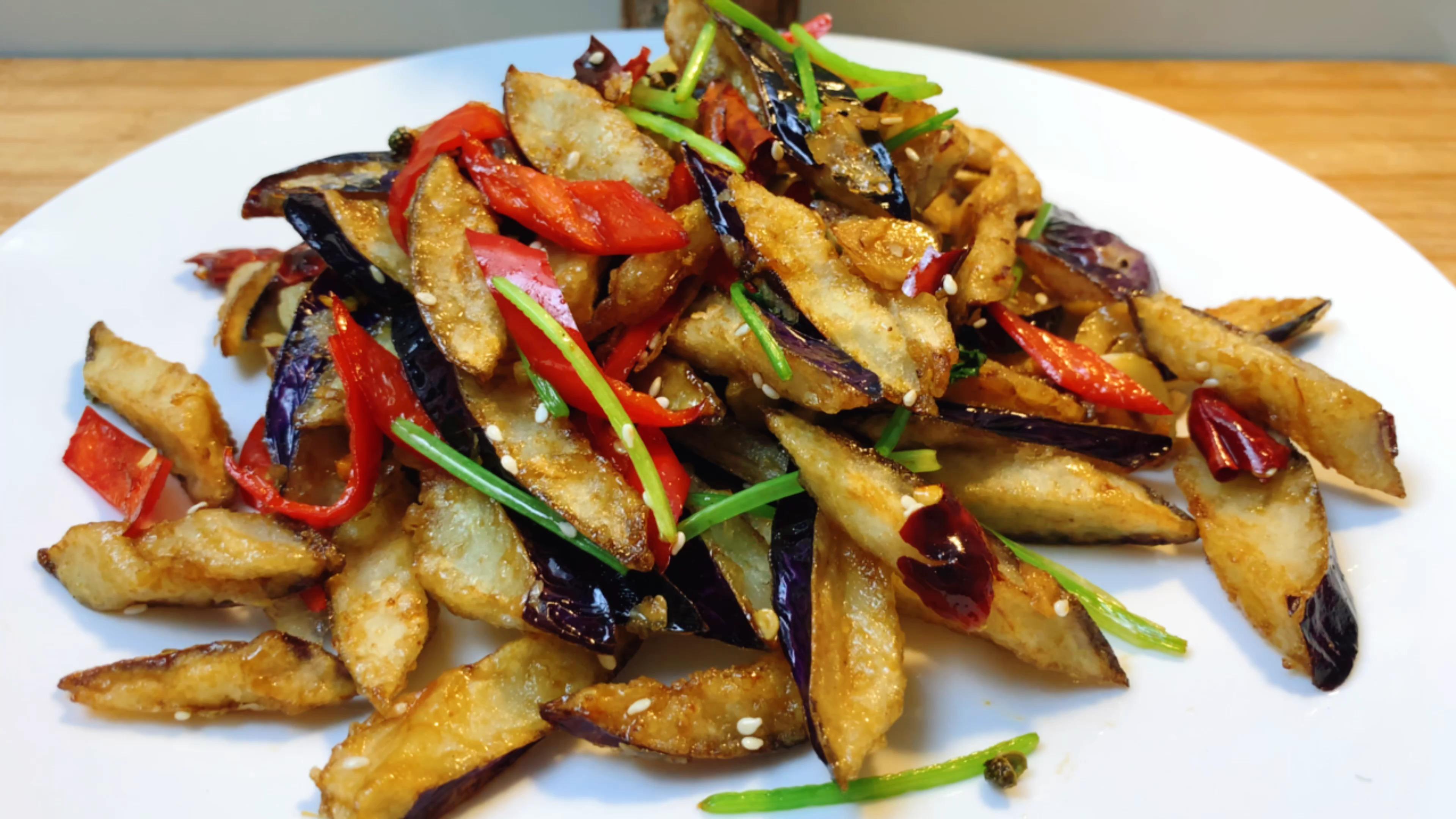 喜欢吃茄子一定要收藏,大厨教你做麻仁茄丁,香甜酥脆,比吃肉还过瘾