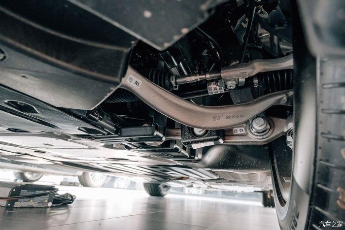 底盘方面,x7的前悬架采用上叉臂 下双球节控制臂形式.