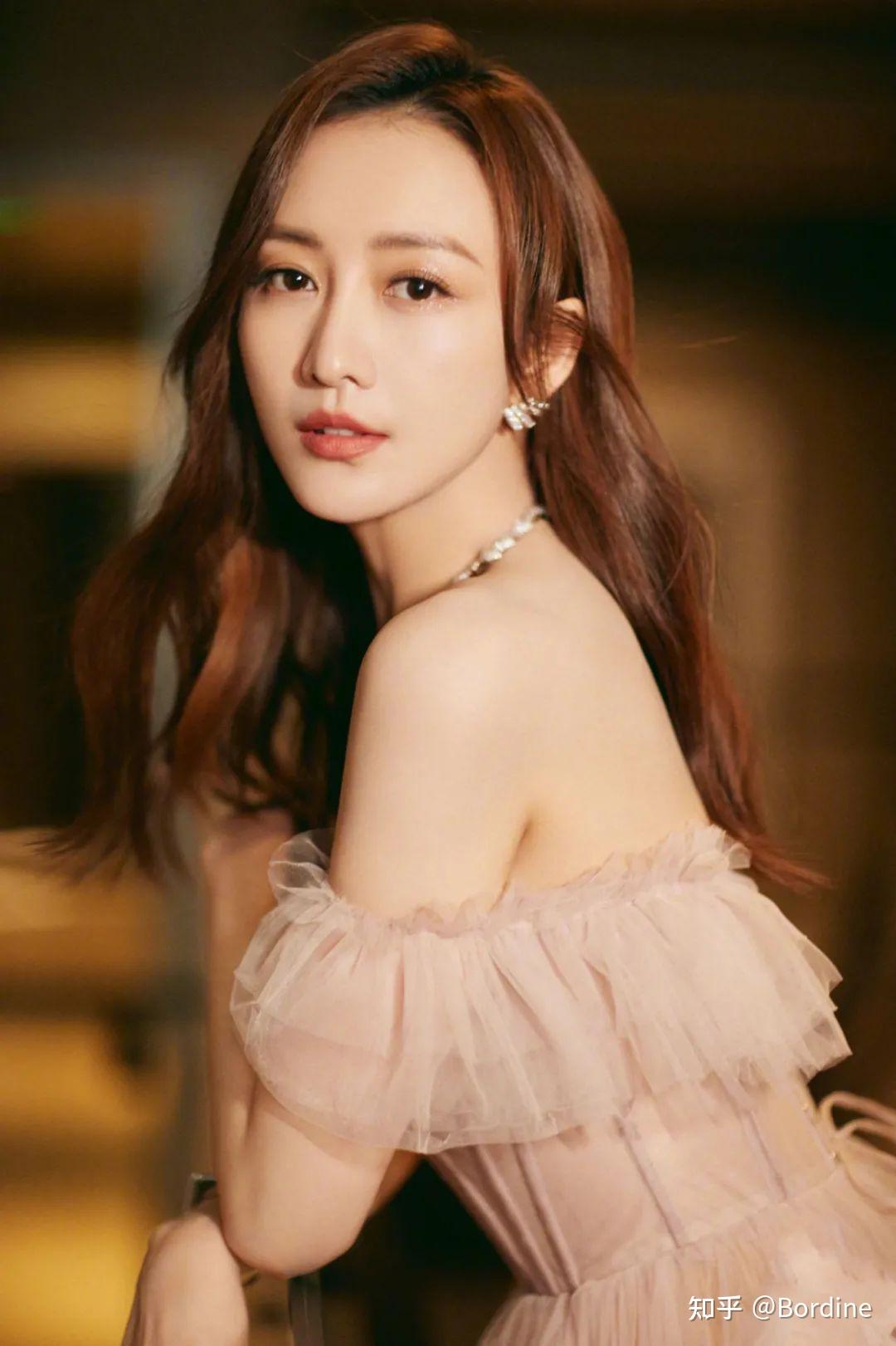 王鸥气场强大低调朴素的卡其色颜色也不容忽视优雅高级还时尚洋气