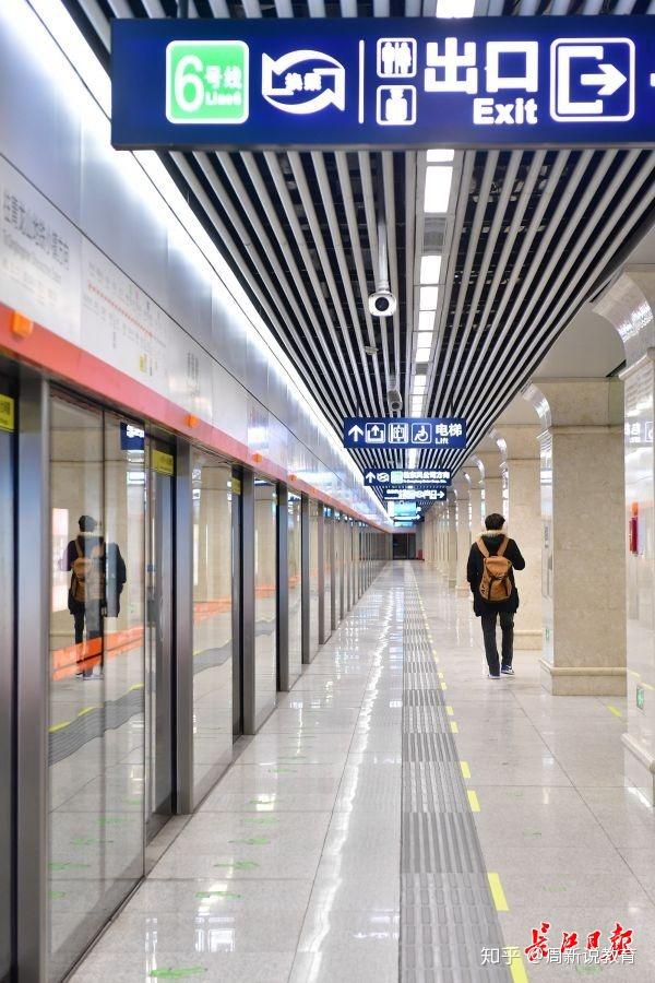 3月28日,地铁香港路站,乘客在等候7号线列车.