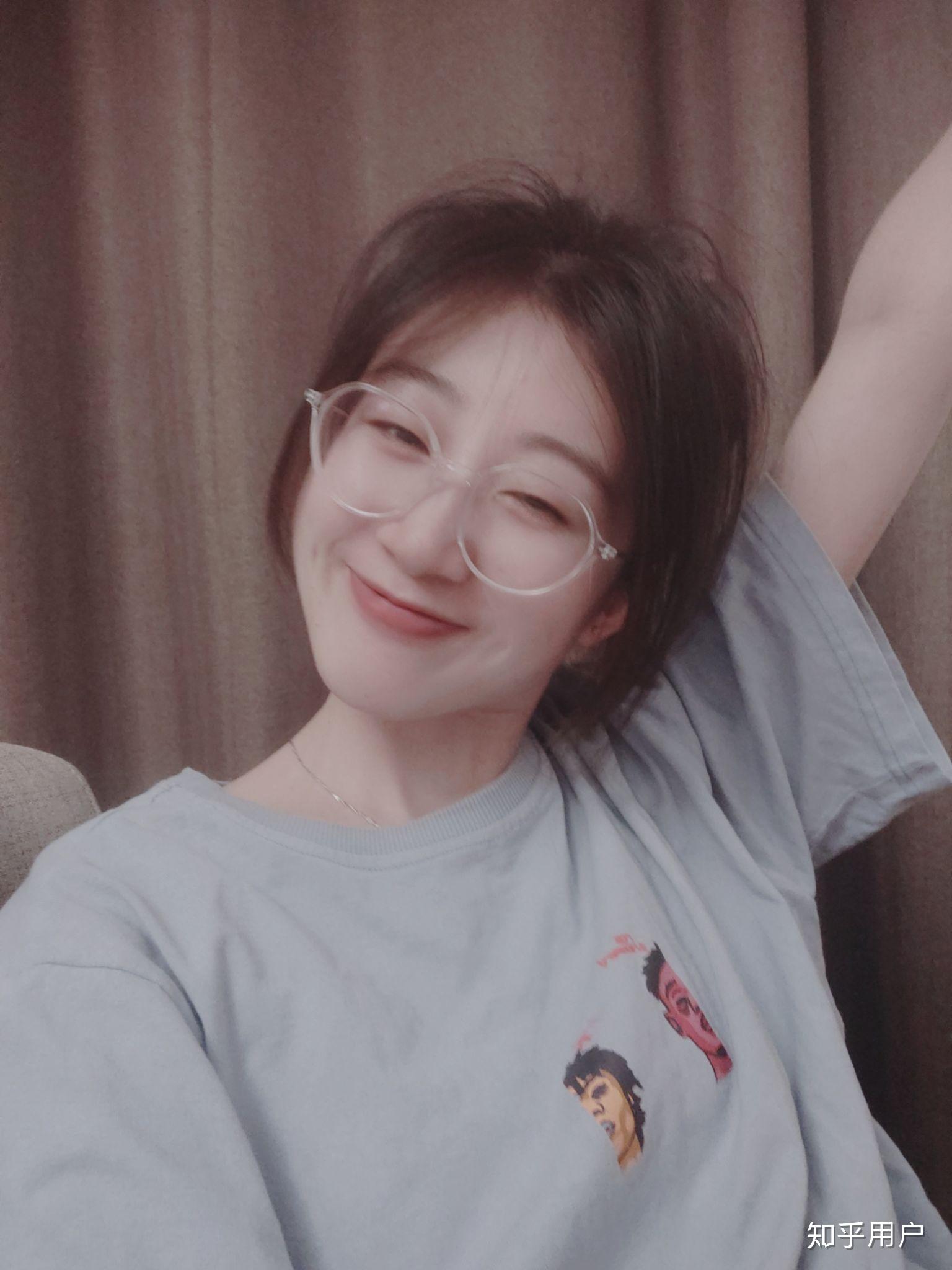 有梨涡和酒窝,以及卧蚕的女孩子笑起来很好看吗? - 知乎