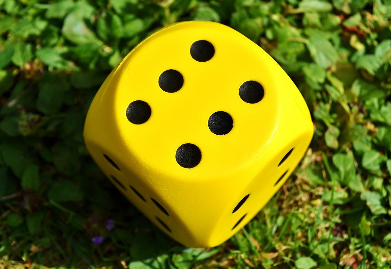 2. 黑色墙面设计