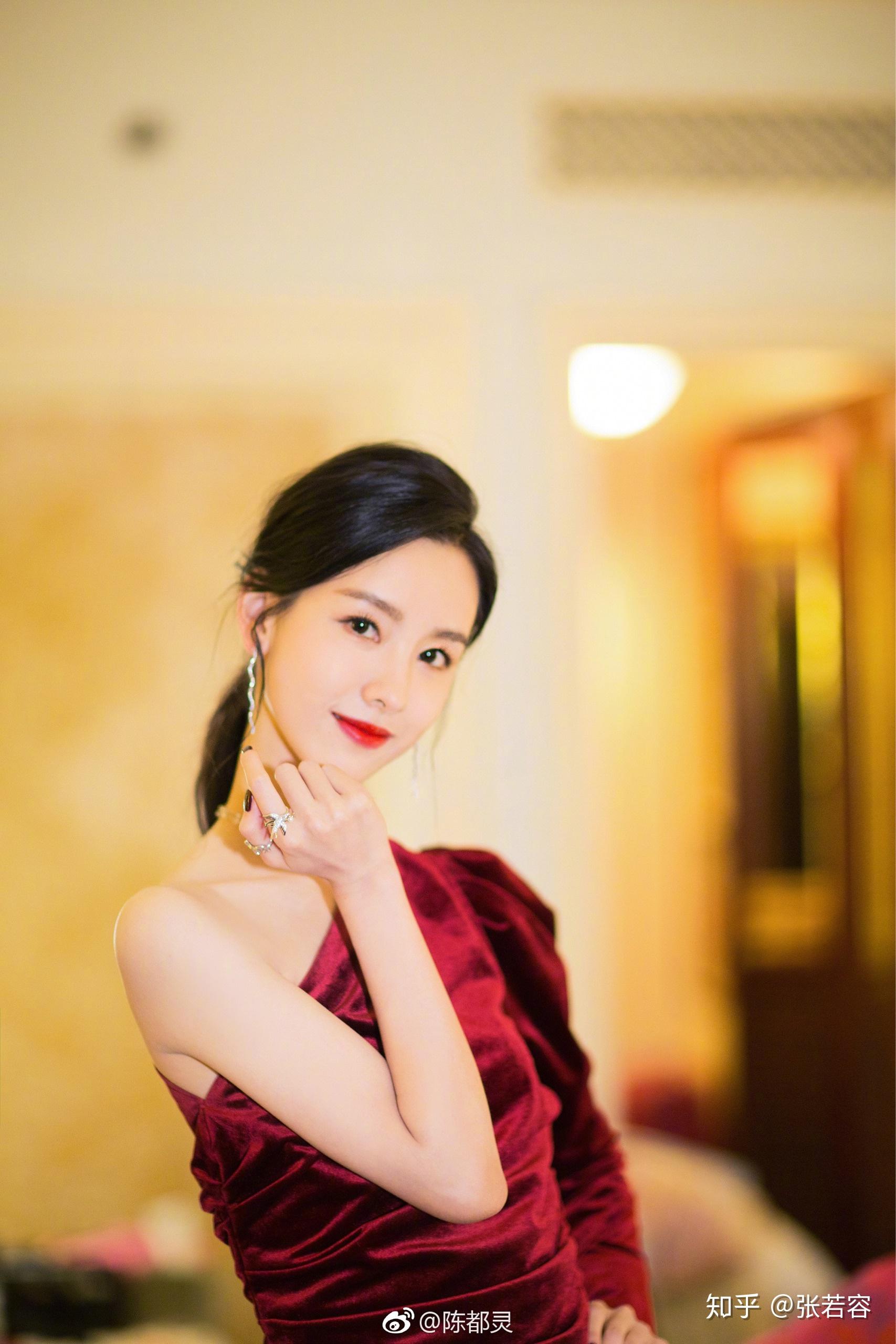 大家有存的让你觉得惊艳的女明星礼服图吗? - 知乎