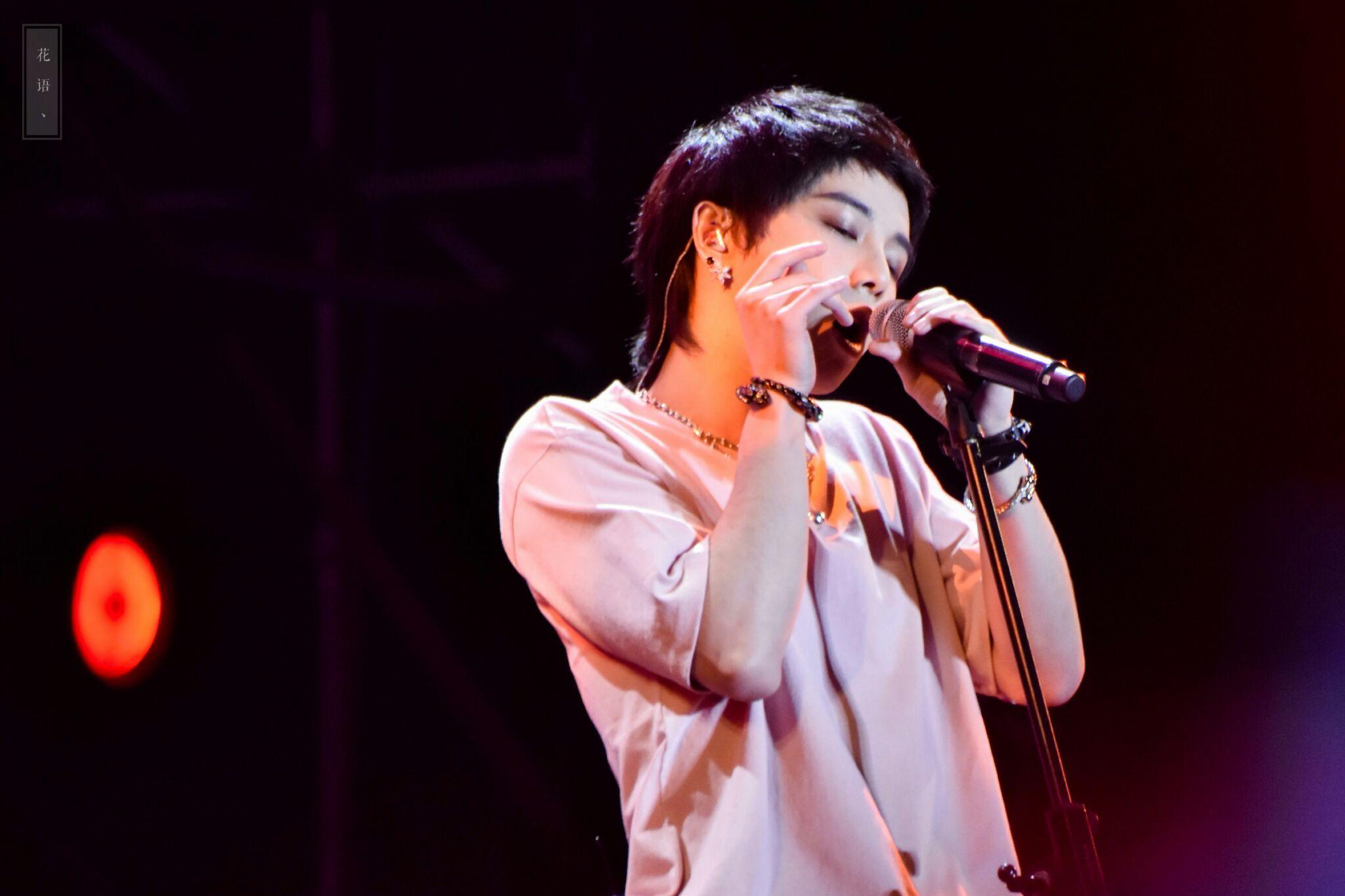 有哪些好看的华晨宇照片无水印的