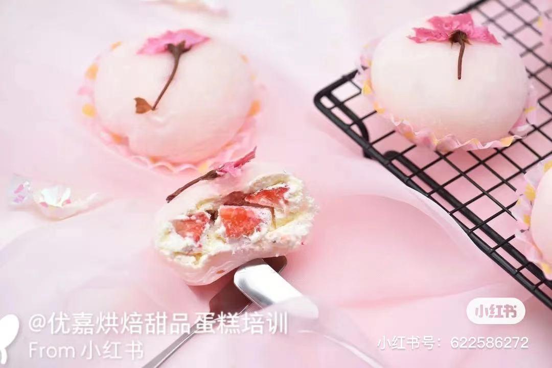 少女大爱甜品超火的樱花草莓雪媚娘