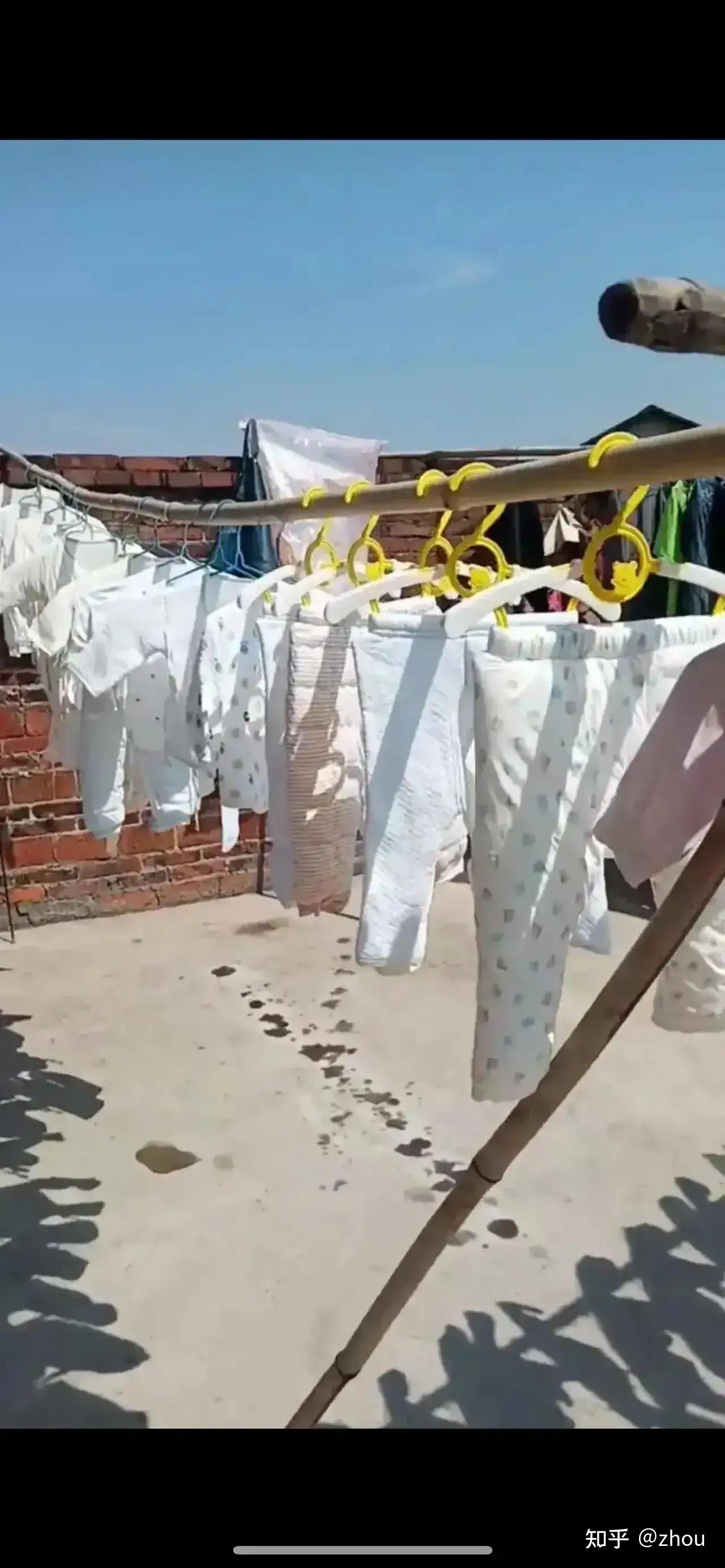 晾晒百件宝宝旧衣服