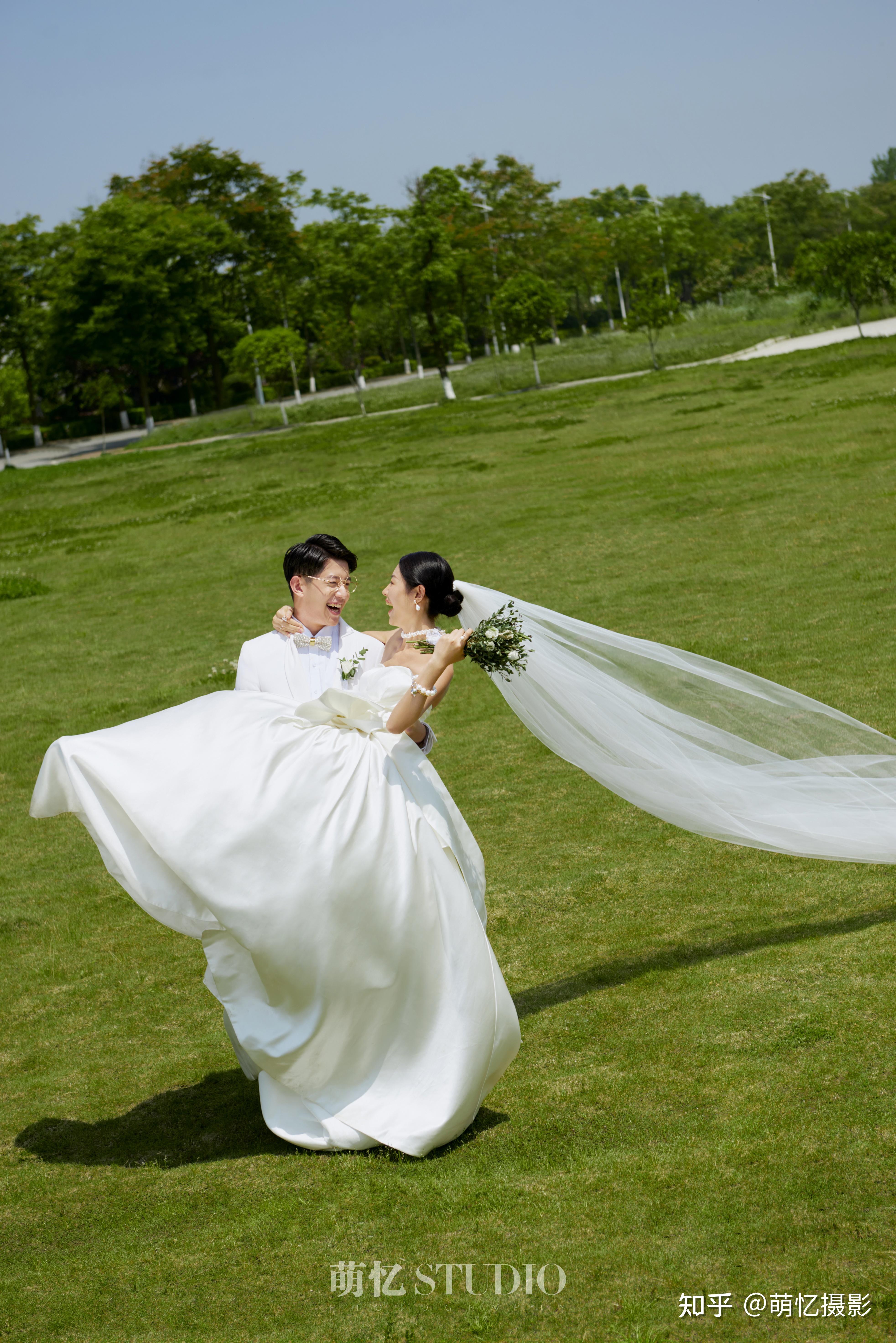 颜值爆棚的草地系列婚纱照