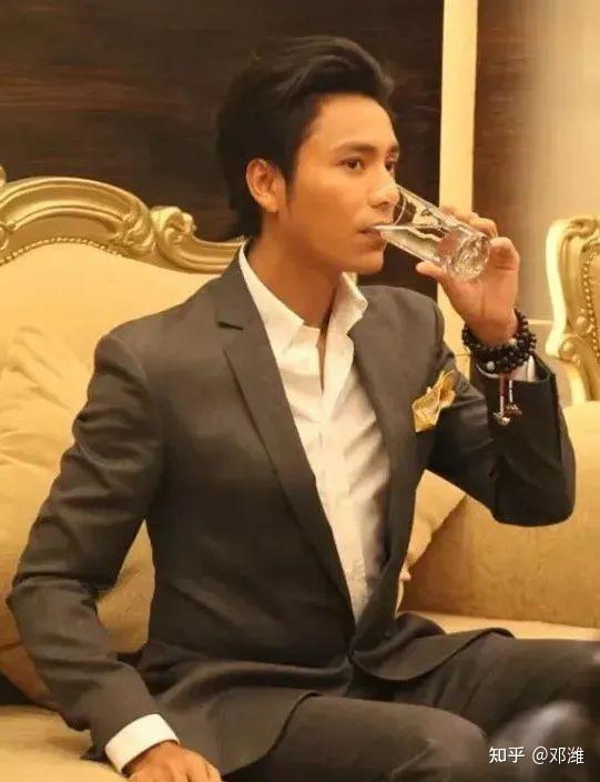 陈坤的无数串佛珠也是他真诚的信仰流露,无论配休闲装还是配西装都会