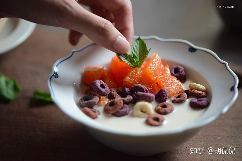 夏日炎炎, 粗陋瓶钵之器, 与好栽花莳竹之士共赏, 高颜值餐具汇同清凉的好心情? 葵口平盘、青花碟、中式高温瓷 - 知乎