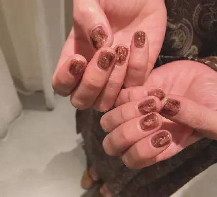 这里可能是最全的新年美甲集合了-新年美甲图片2021简单大方红色衣服