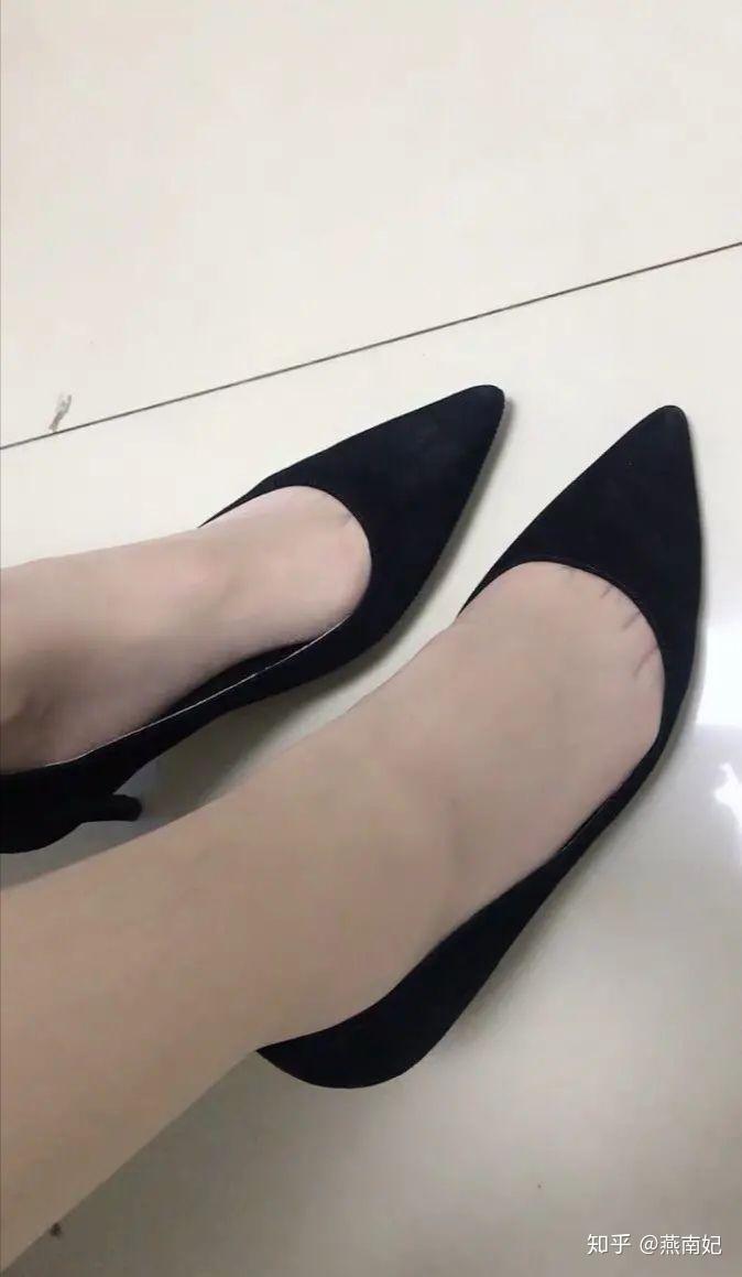 出席正式场合穿高跟鞋配肉色丝袜好还是光腿好