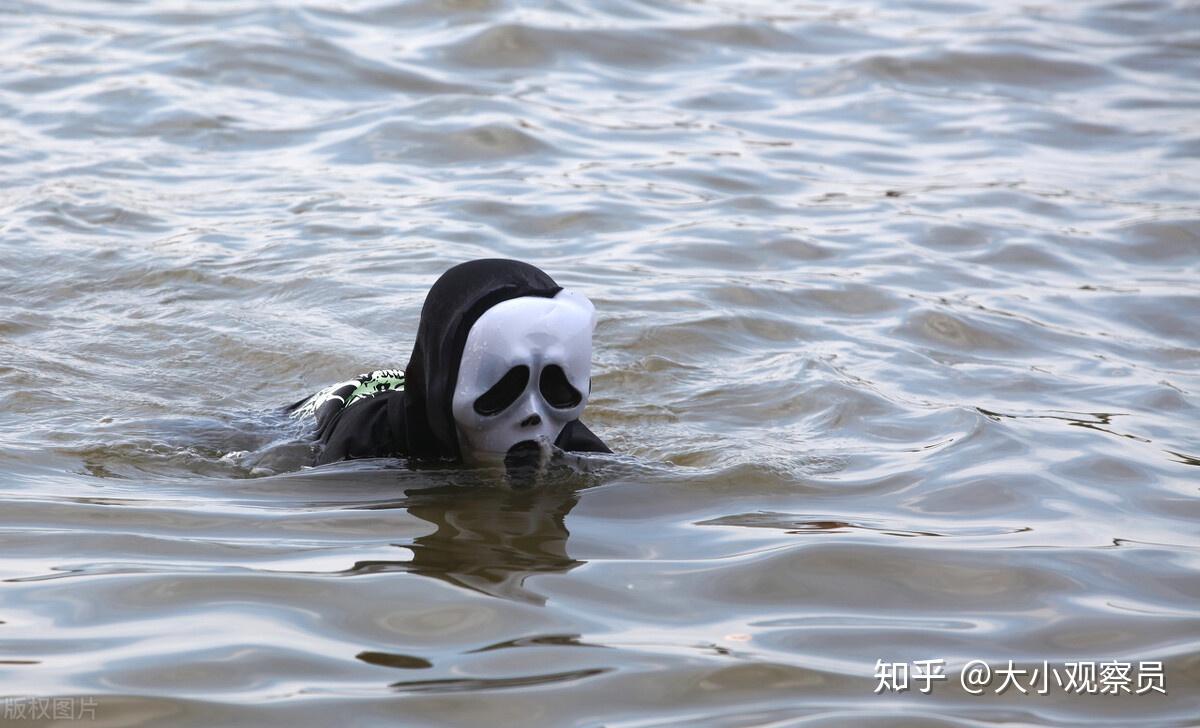 家里的河很多男孩子都是会去游泳的,夏天天气热,衣服一脱就跳河里解暑