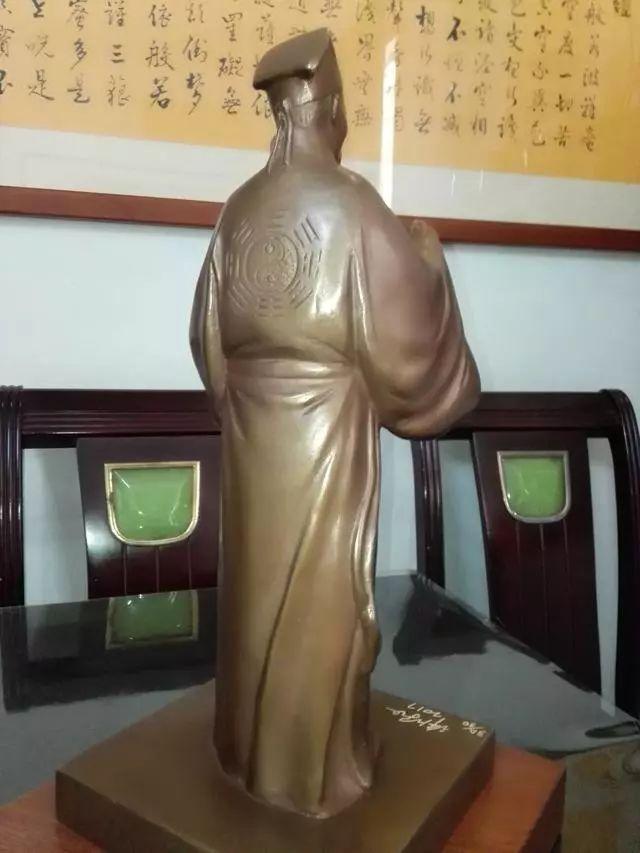 皆因它汇聚了雕塑艺术巨匠许鸿飞与权威易学者朱辰彬两位大家的无穷