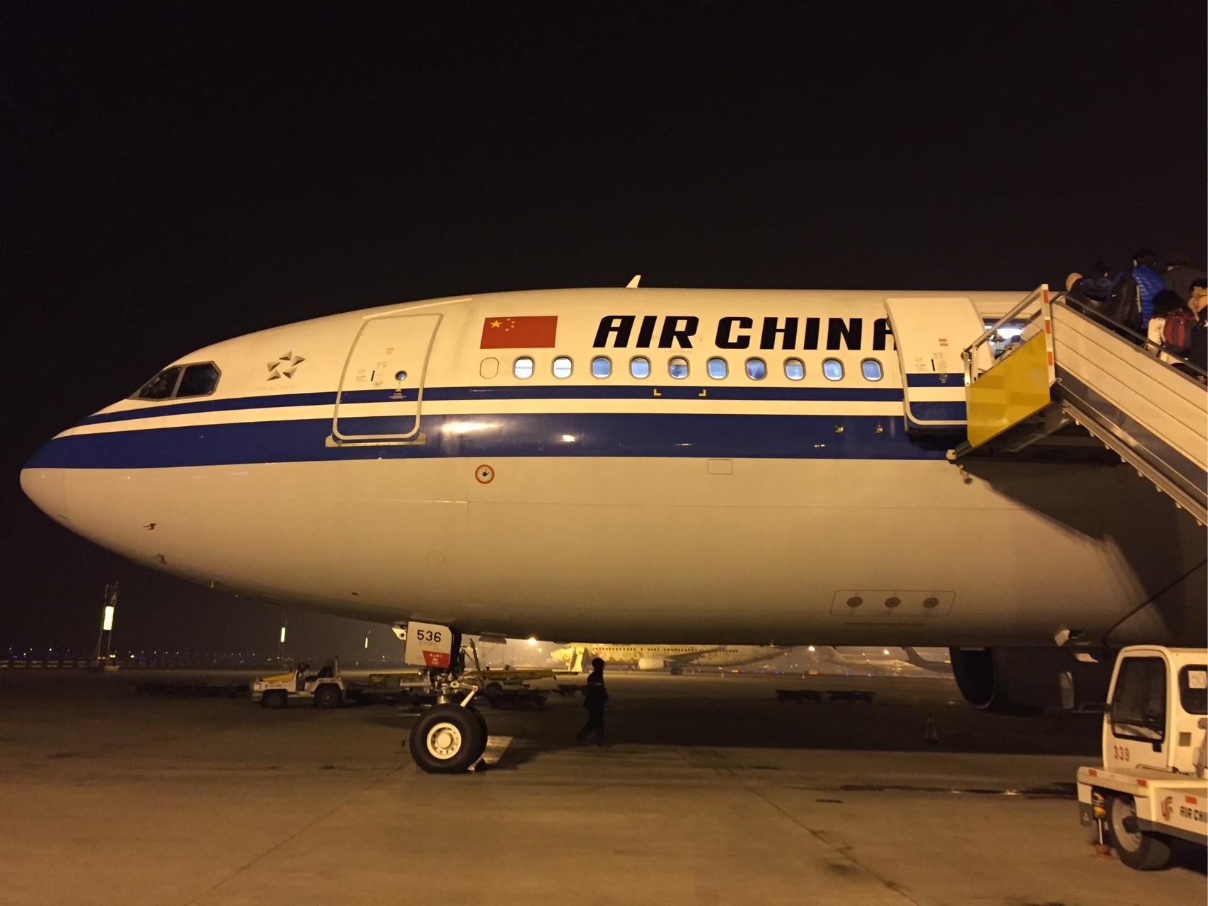 这一路飞机上就听到孩子哭的,一个印度老人来回遛弯的,还有就是印度人