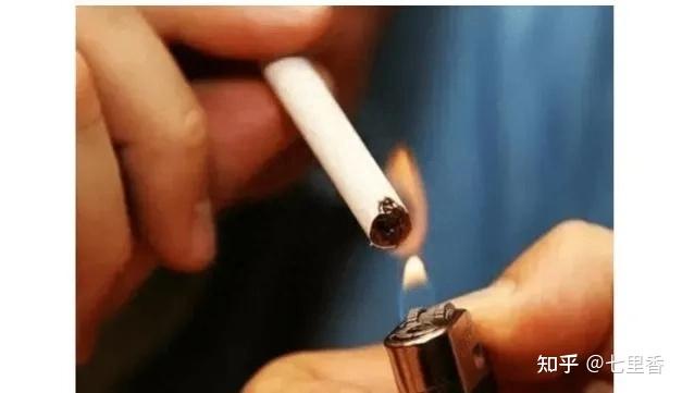 领导给你递烟，低情商的人“双手接过”，高情商的做法不服不行 - 知乎