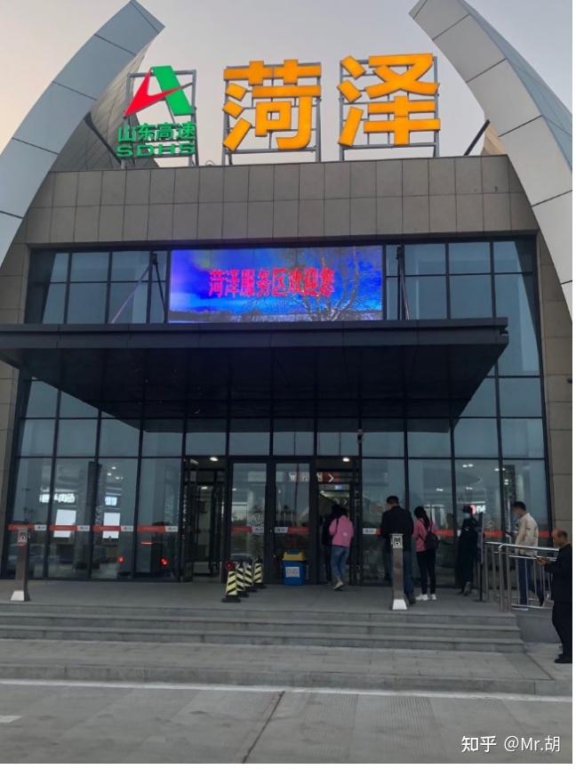 夜幕悄然降临,河南开封吃晚饭,服务区过夜休息,继续赶路第二天下午