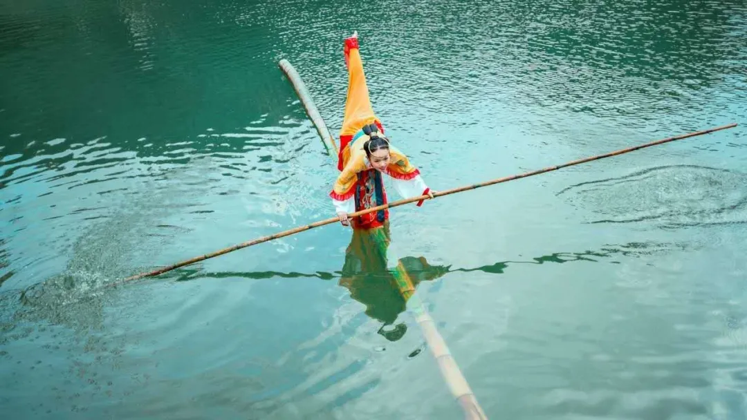 水中仙子24岁女孩苦练17年水上漂惊艳世界这是什么中国功夫