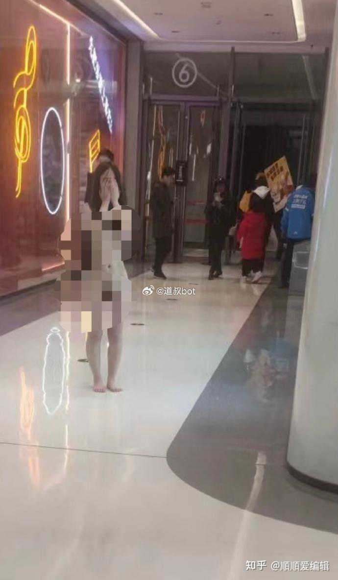 "突发奇观!武汉商场惊现裸体女子,令人震惊,警方介入调查"