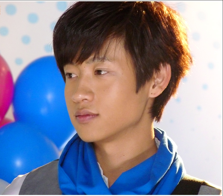 魏晨07年快男季军杨紫为他疯狂投票娶大学同学现已当爸