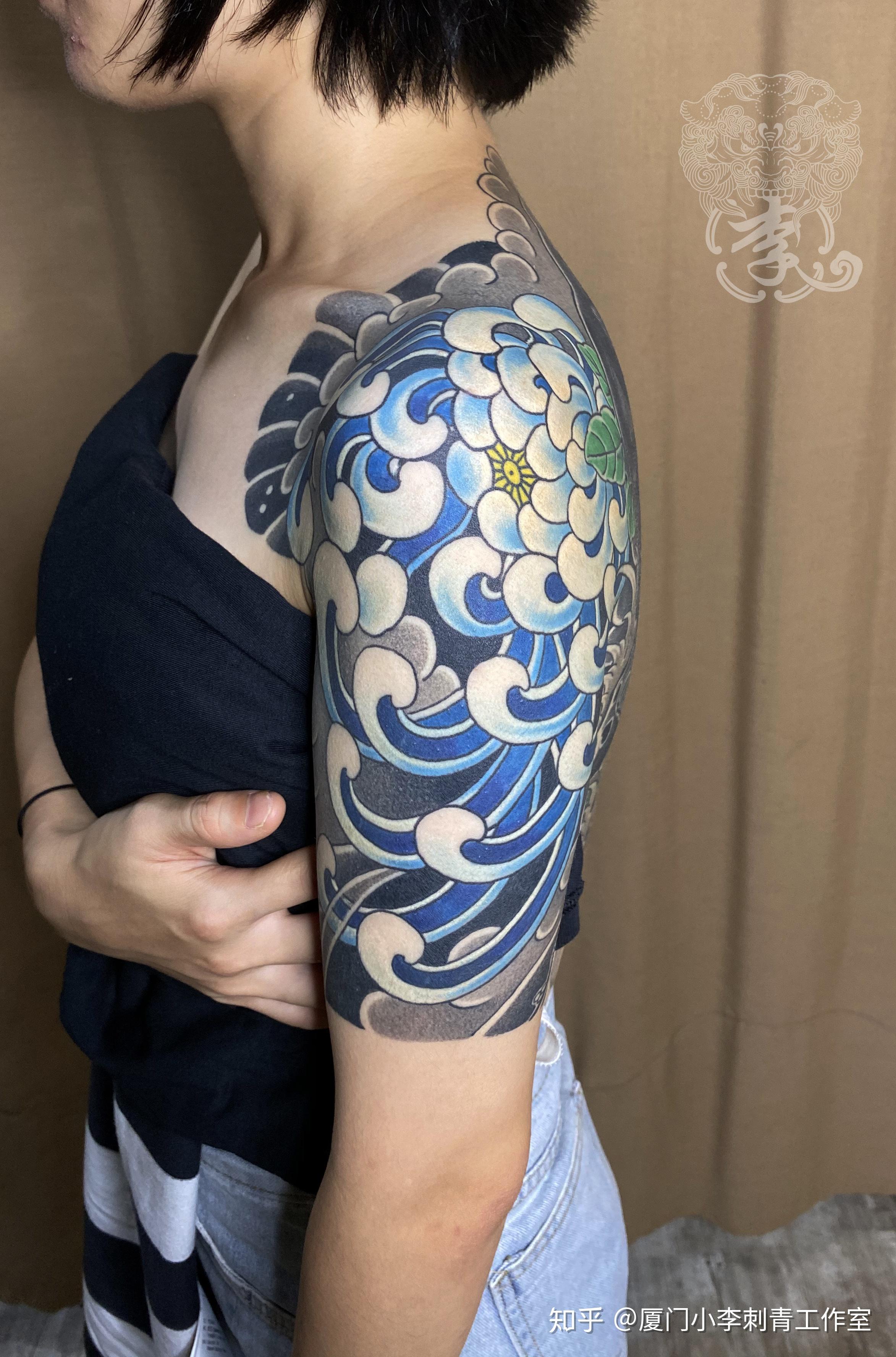 大臂小图拼接纹身显得很碎,图与图之间的空隙可以加些什么东西使整体