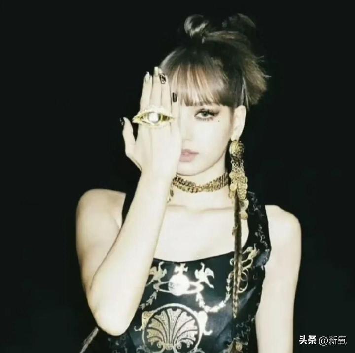 比出这个手势就能获得高奢品牌宠爱怪不得lisa被宝格丽宠上天