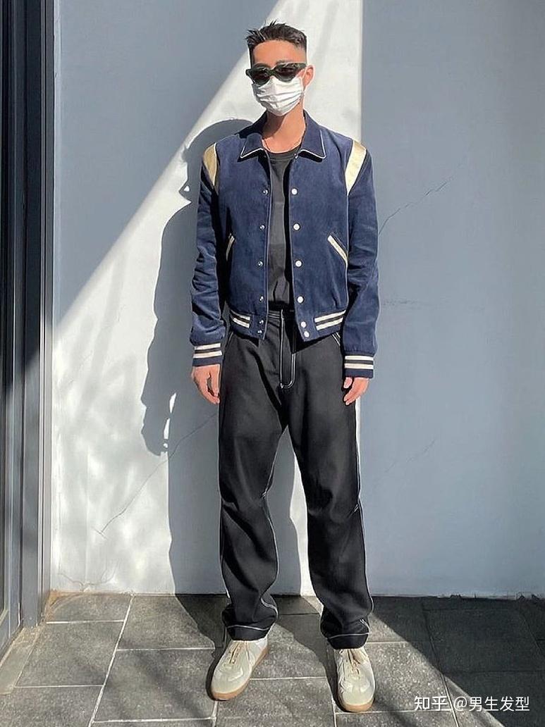 look3:牛仔蓝外套 黑色t恤  黑色休闲裤 灰色鞋子