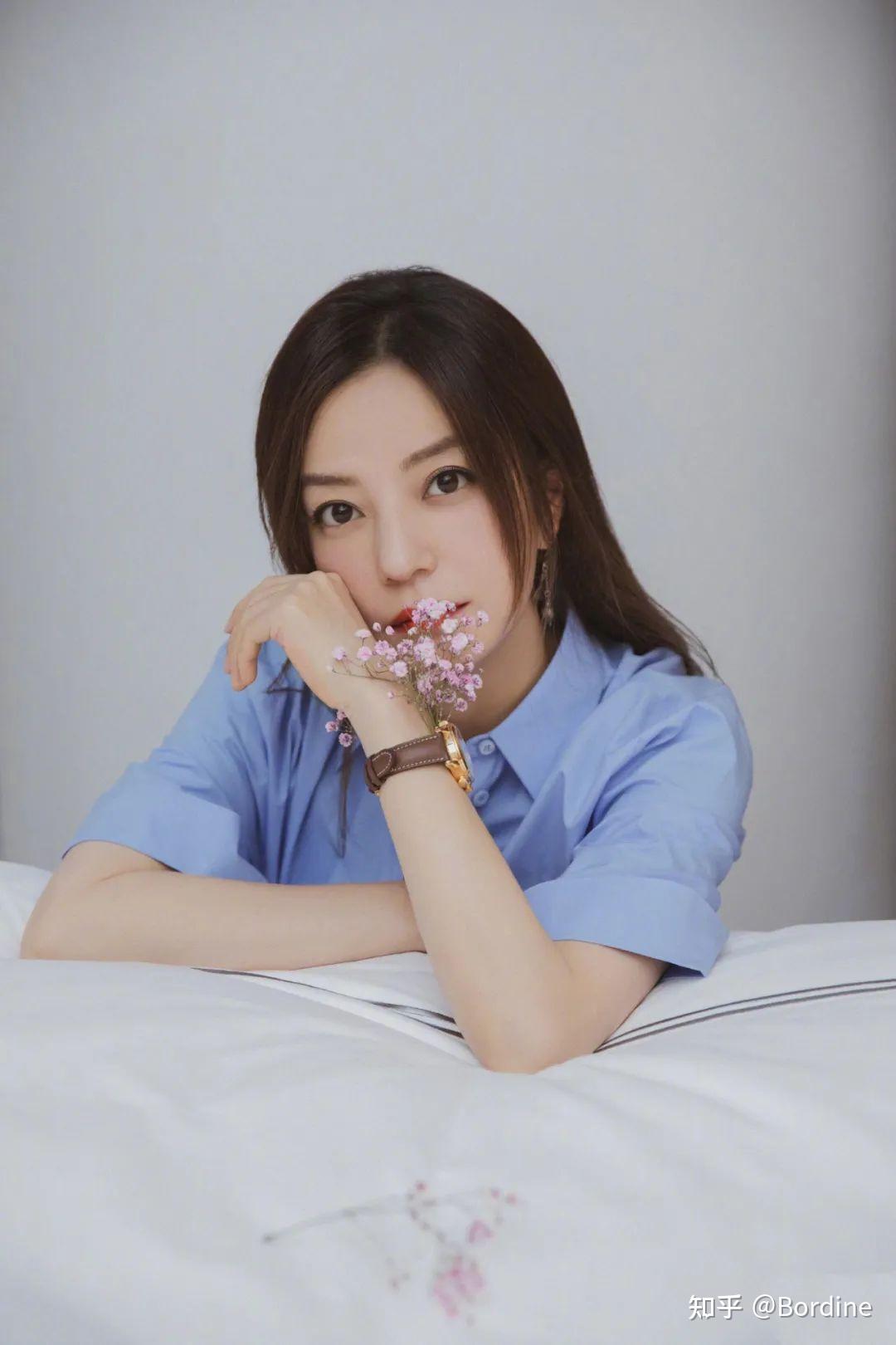 现在的赵薇,用蓝色和白色单品搭配,还是少女一般年轻 - 知乎