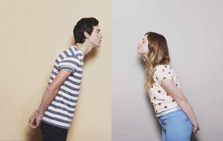 法式贴面礼到底有多尴尬看完我脚指头在地上抠出了三室一厅