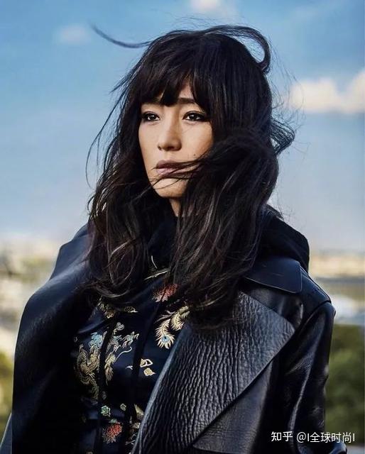 55岁的巩俐惊艳到国外穿皮草大衣气场强大凉鞋是亮点