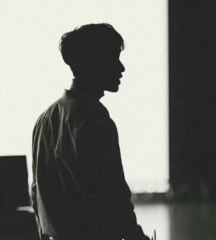 有哪些男士的背影图片可以当头像的?黑色的,冷酷的那种? - 知乎