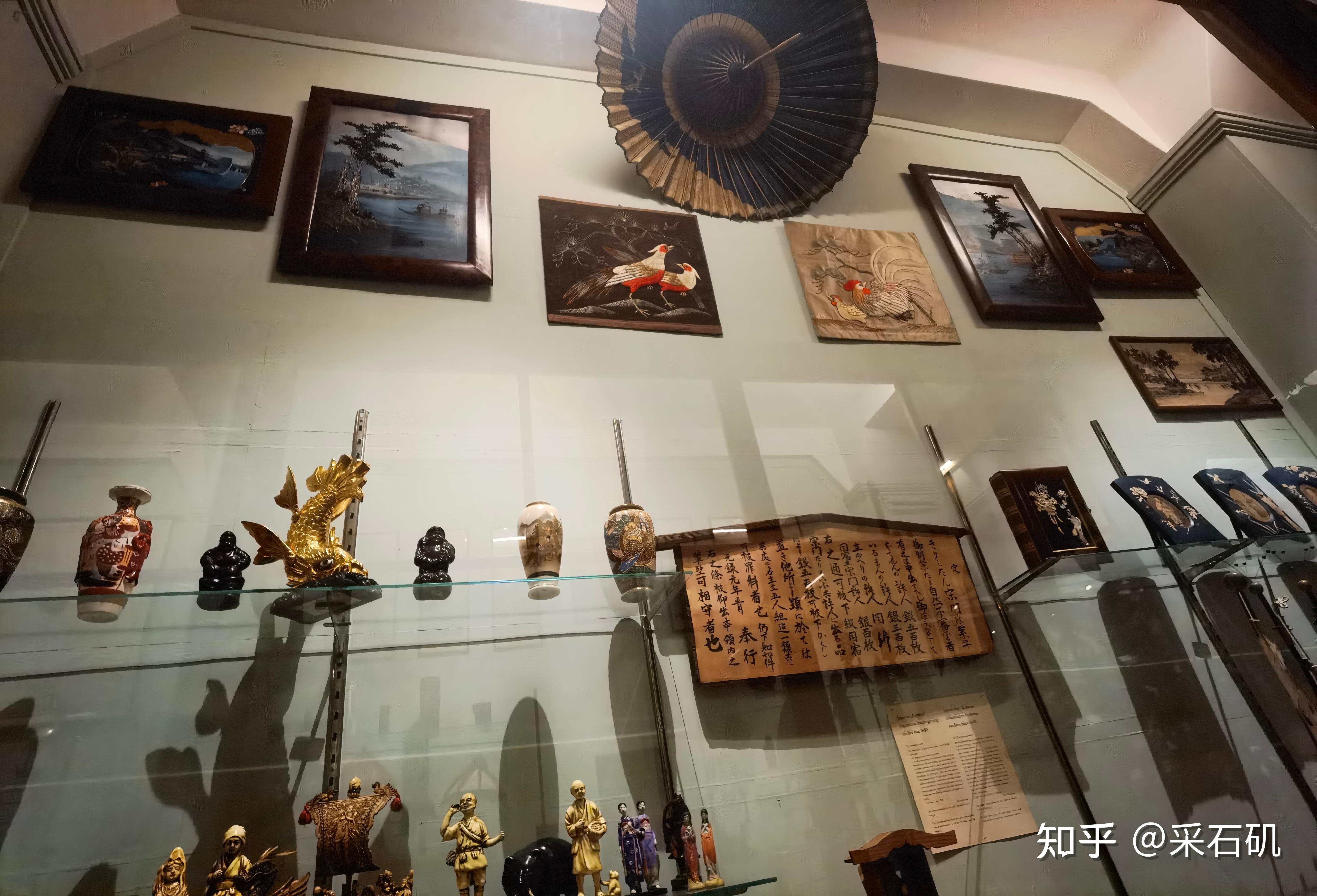 该博物馆主要展示与天主教传教士相关的展品,包括家庭用品,传教士照片