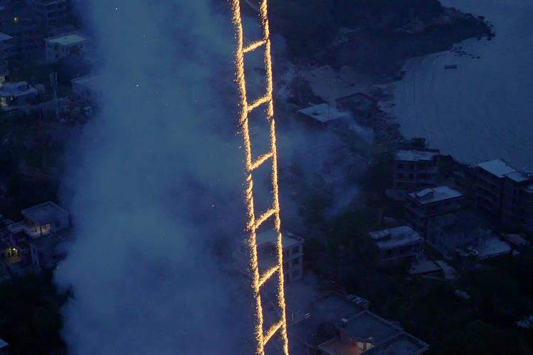 蔡国强的烟花天梯是怎么制作出来的