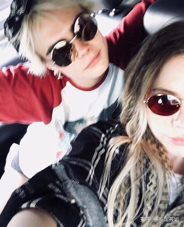 甜英国贵族超模爱上美国女演员机场热吻狂撒狗粮