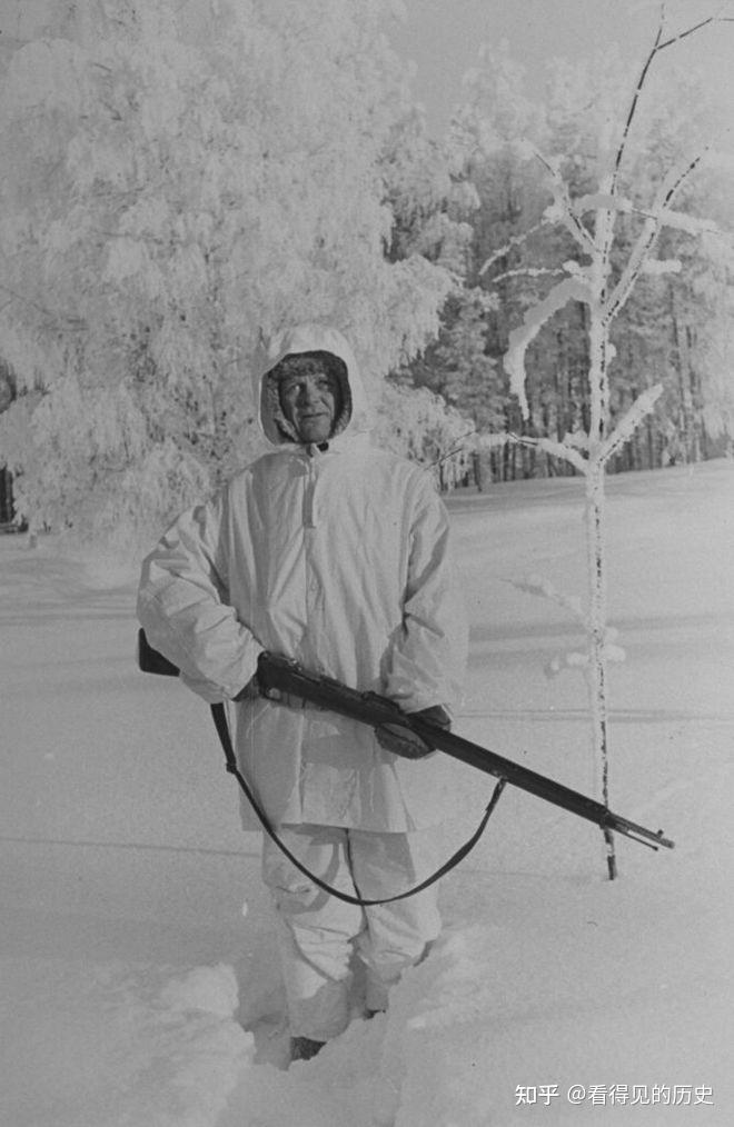 雪地里的战士图片