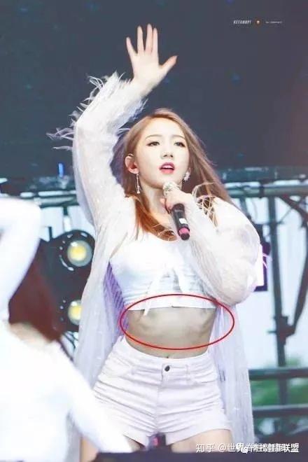 火箭少女里的孟美歧比如网红美女艺术家晚晚许多明星也逃不过"四个胸"