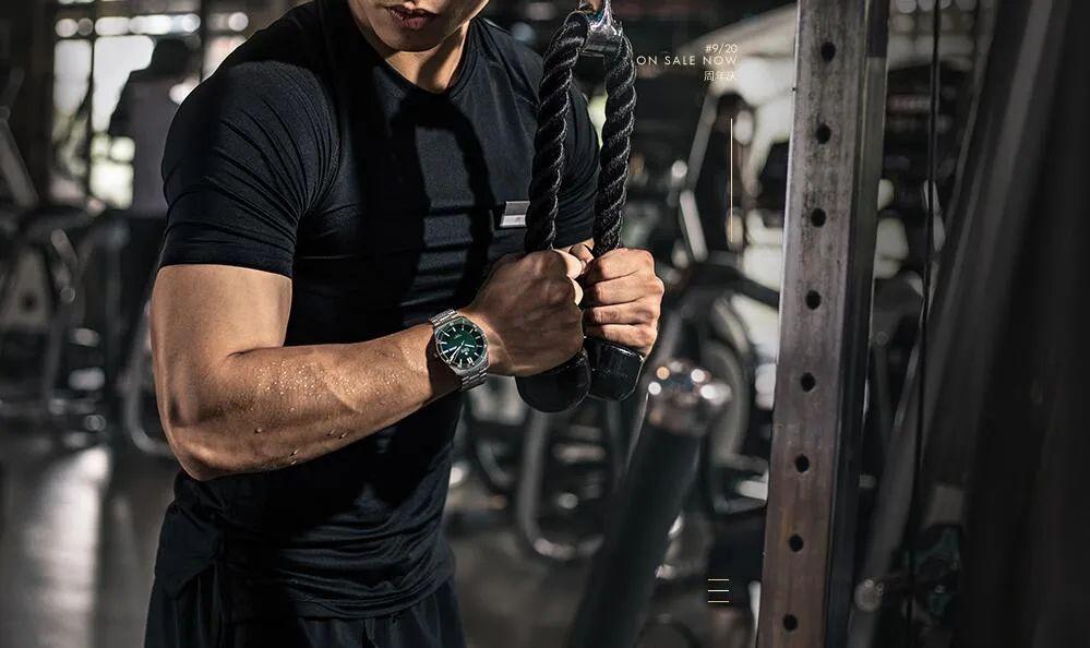 健身男人吸睛搭配鲨鱼线运动表